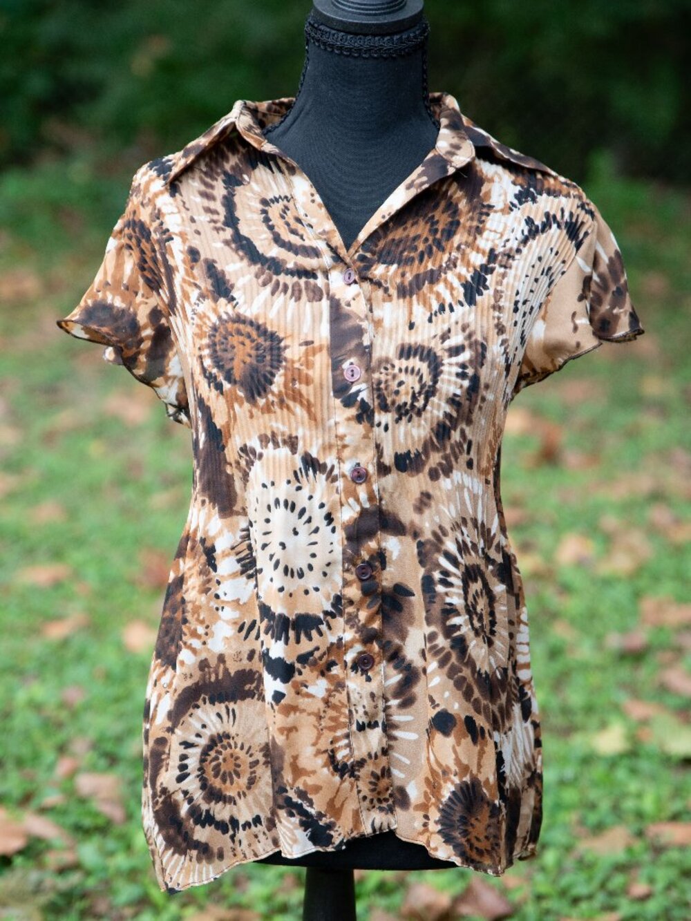 Cato Fashions short-sleeve Women's button-up blouse medallion pattern Size Small